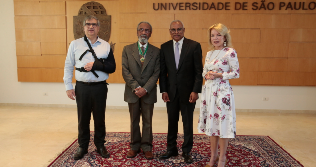 A photo with four people standing, from left to right they are: USP President, Carlos Gilberto Carlotti Junior; USP professor, Jorge Silva Bettencourt; Cape Verde's president, José Maria Neves; and vice-president Maria Arminda do Nascimento Arruda