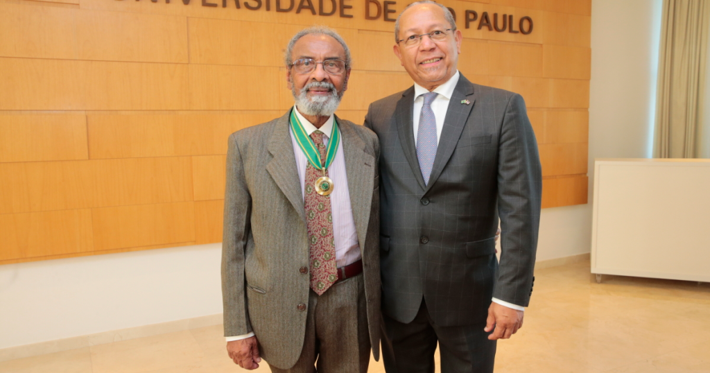 A photo of two people standing next to one another, from left to right they are: professor Jorge Silva Bettencourt and the ambassador of Cape Verde in Brazil, José Pedro Chantre D’Oliveira. Source: Marcos Santos/USP Imagens
